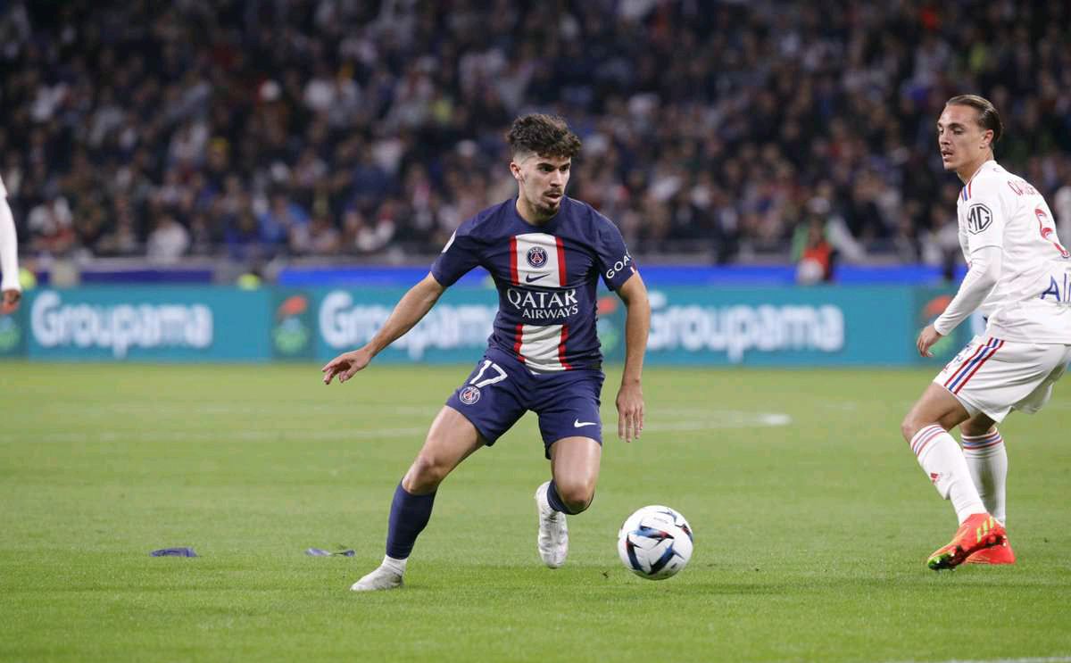 同时在篮下 同时在篮下